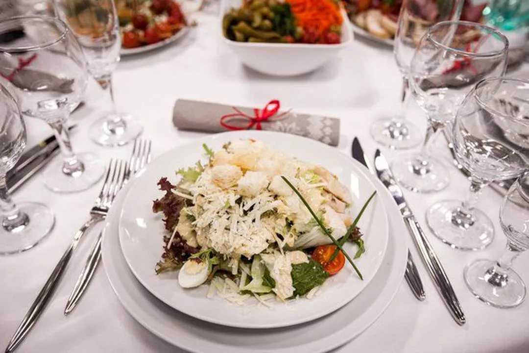 Яркая посуда для кухни: бирюзовый, желтый, зеленый и красный цвета