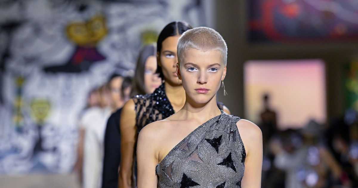 Неоновые тени, косички и другие бьюти-тренды, которые возвращаются к нам из 1990-х | world fashion channel
