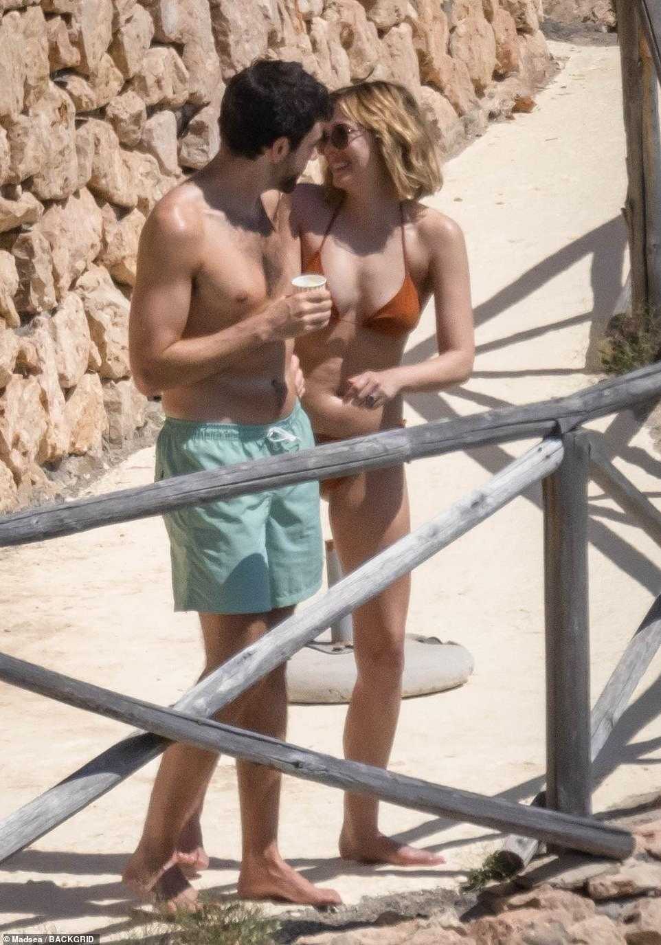 A look at elizabeth olsen and robbie arnett's relationship timeline - the teal mango